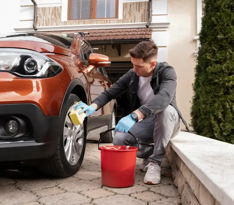 Lavage auto à domicile Coucouron : professionnel intervenant sur un véhicule